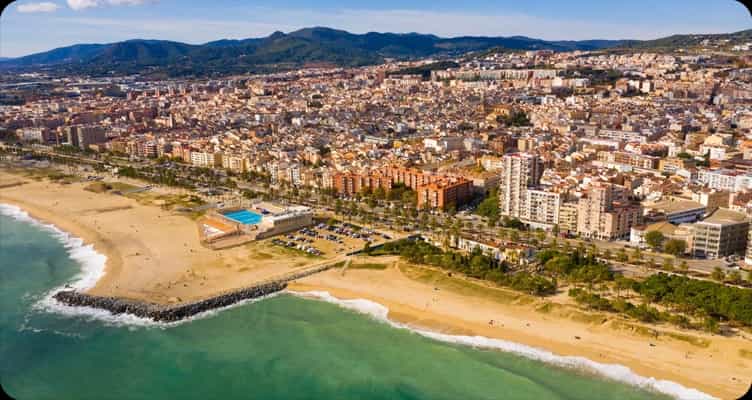 Vista aérea de la costa del Maresme con playa y ciudad